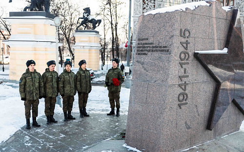 Маёвцы возложили цветы к памятнику 18-й дивизии Московского народного ополчения