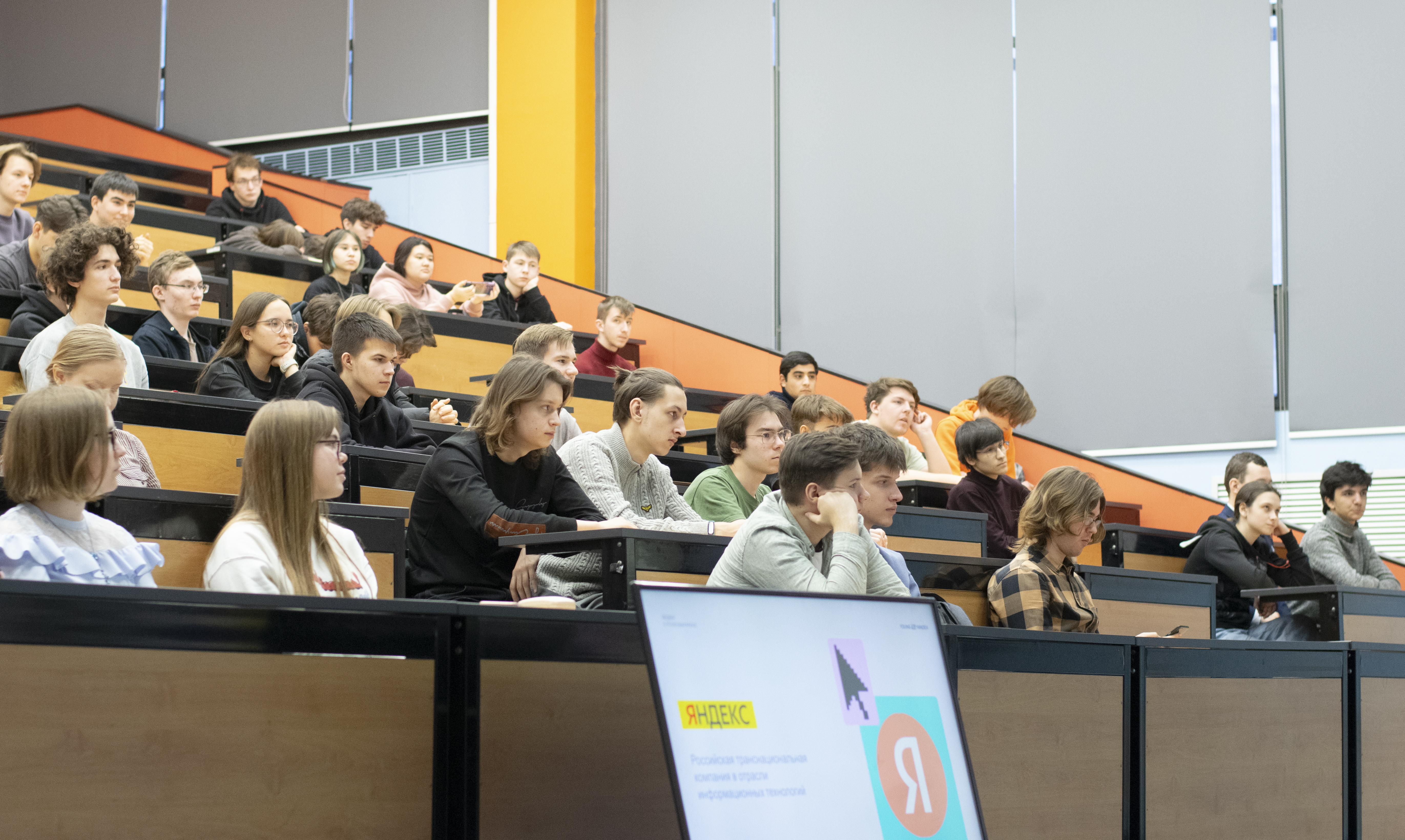 Команда участников работает над проектом автономной системы