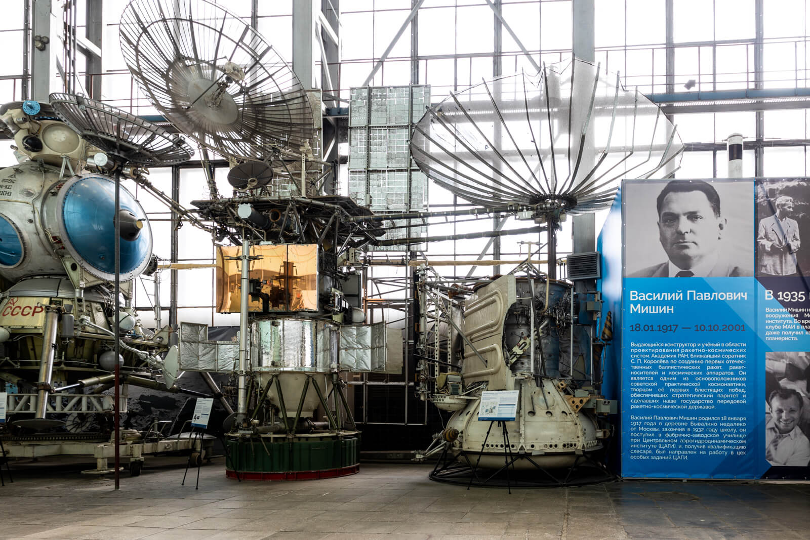В Центре космонавтики им. академика В. П. Мишина представлены настоящие космические аппараты и фрагменты ракетных комплексов.