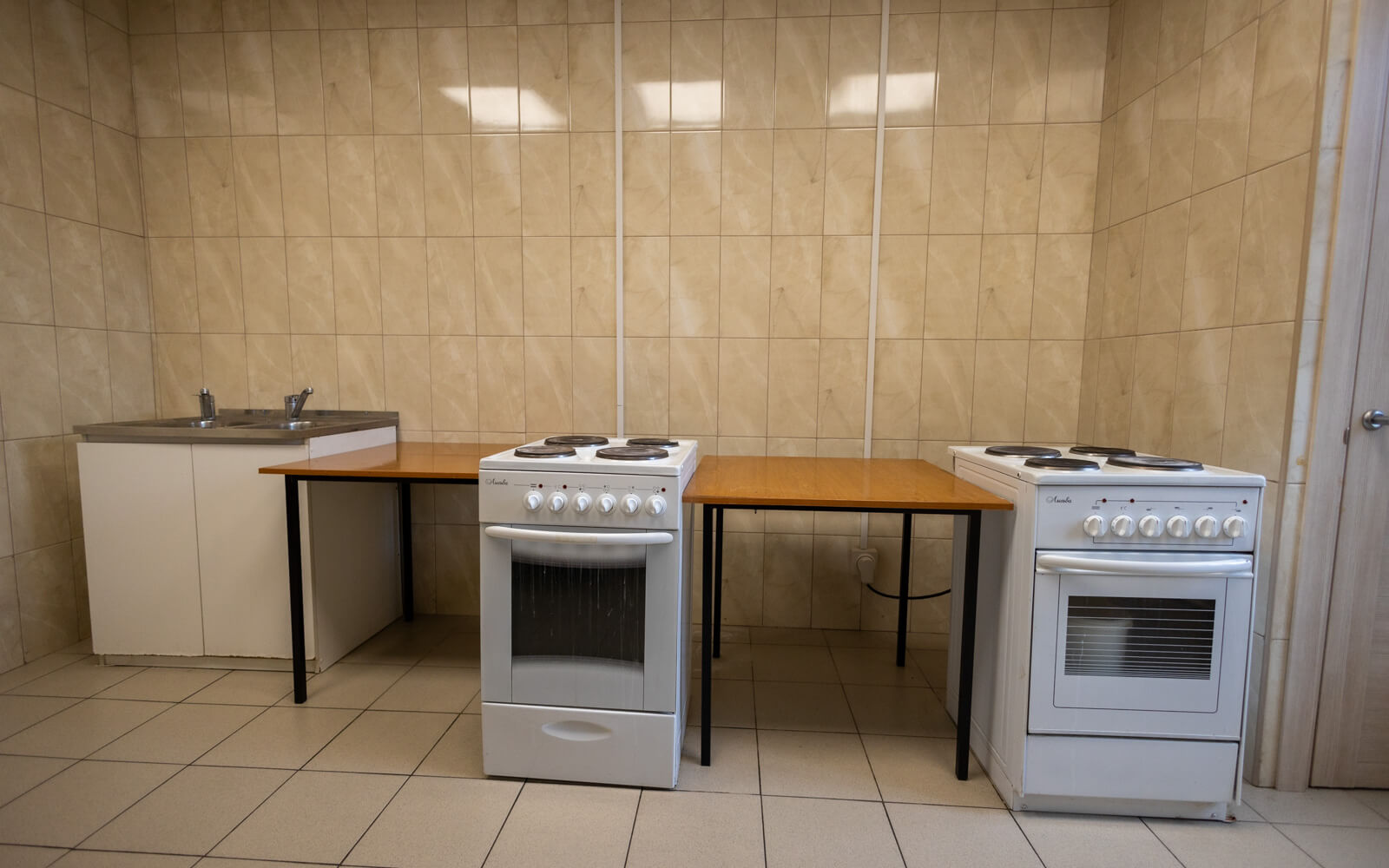 На кухнях в общежитиях есть кухонные плиты и раковины для посуды, чтобы обеспечить комфортное приготовление еды.