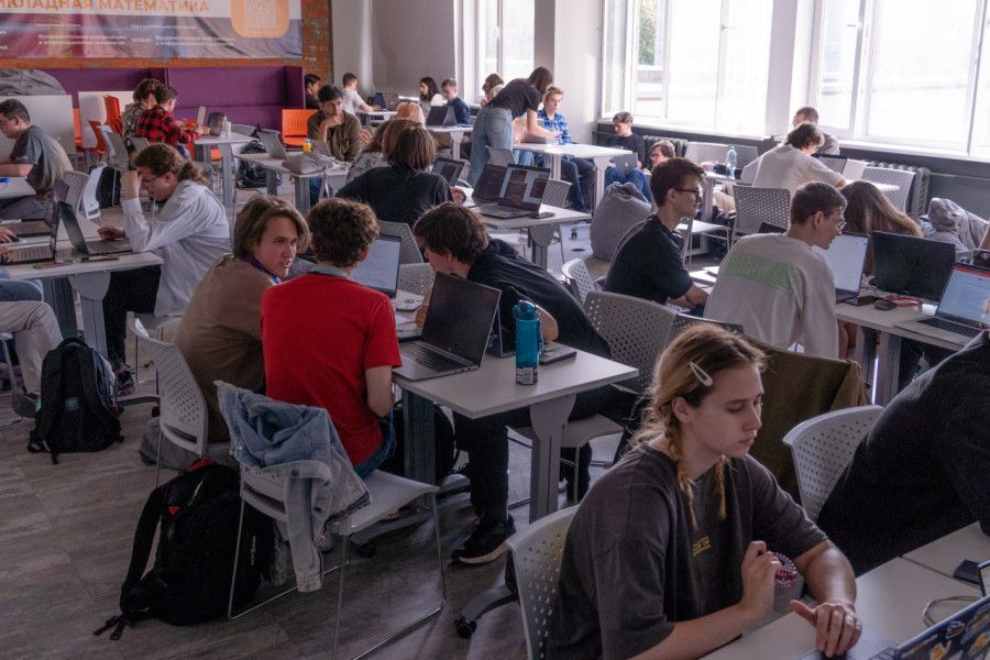 МАИ и Friflex провели первый в России студенческий Vibe-хакатон