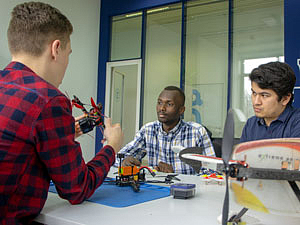 Иностранные студенты начали обучение в школе дронов МАИ