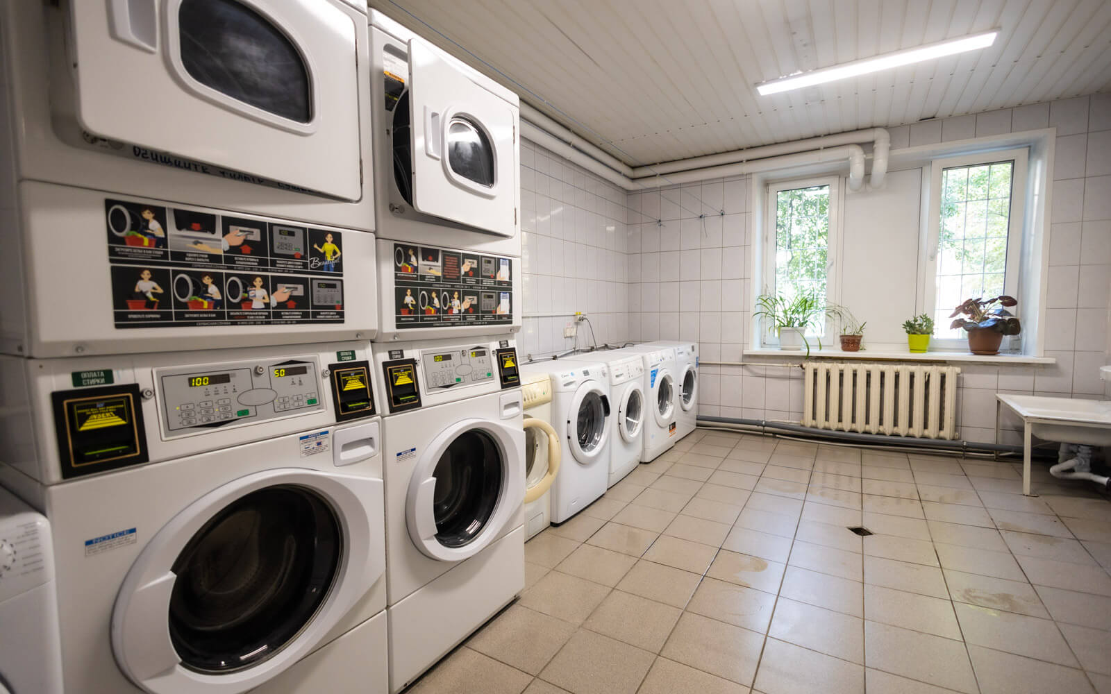 Прачечные в общежитиях оборудованы современными стиральными машинами и сушильными машинами, чтобы студенты могли легко ухаживать за своей одеждой.