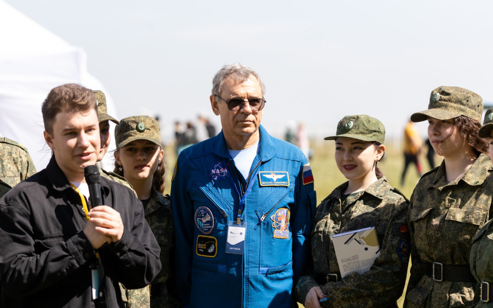 На аэродроме МАИ прошла встреча лётчика-космонавта Михаила Корниенко с кадетами