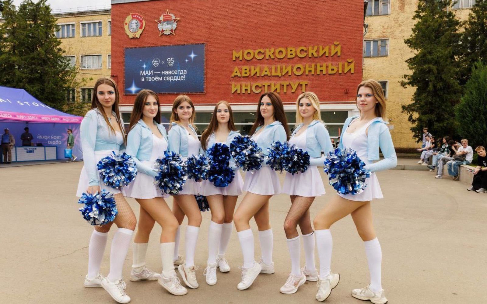 SkyShine: как группа поддержки хоккейного клуба МАИ стала большой студенческой семьёй 