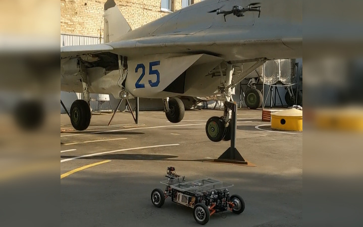 Учёные МАИ придумали систему поиска дефектов самолётов с помощью робота и дрона