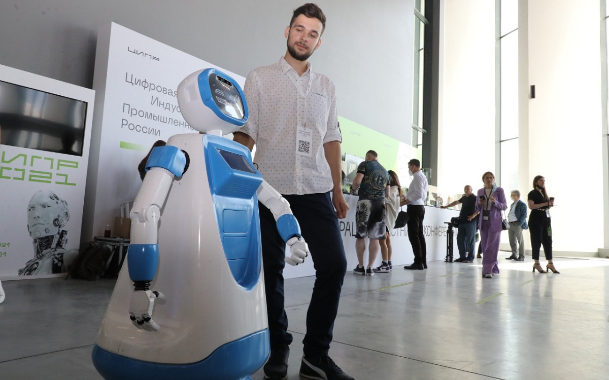 Маёвский робот стал звездой конференции «Цифровая индустрия промышленной России»