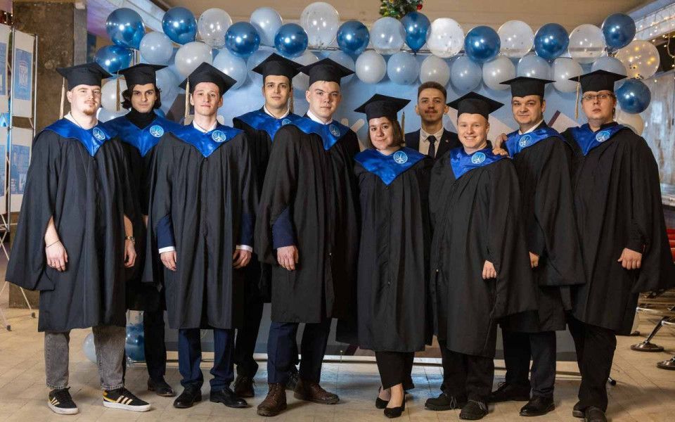 Выпускникам специалитета МАИ вручили красные дипломы