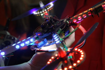 В фокусе беспилотники: МАИ создаёт алгоритм работы крылатых роботов в группе