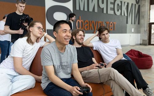 Ретро-приставки, VR и битва за кубок по тетрису: в МАИ прошёл «Фестиваль игр поколений»