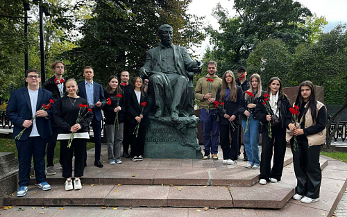 Маёвцы возложили цветы к памятнику Расула Гамзатова