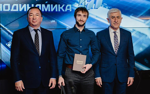 Технодинамика и МАИ вручили дипломы первым в России специалистам по парашютостроению