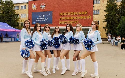 SkyShine: как группа поддержки хоккейного клуба МАИ стала большой студенческой семьёй 
