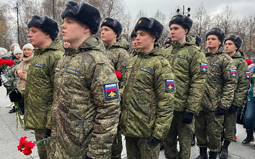 Обучающиеся Военного учебного центра при МАИ возложили цветы к могиле Неизвестного солдата 