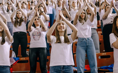 Студентки МАИ приняли участие в съемках клипа ко Дню защитника Отечества и массовом исполнении песни «Катюша»