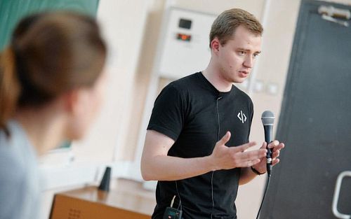 Баги не фиксятся, слёзы текут: выпускник МАИ Антон Кухтичев – о правде и мифах в профессии айтишника