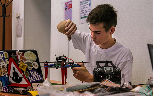 Ученик Предуниверсария МАИ разработал дрон-доставщик с манипуляторами