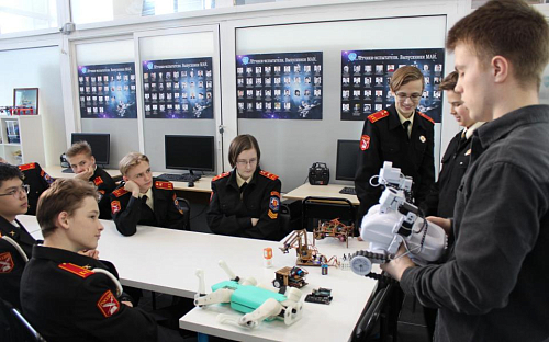 Сотрудники ЦТПО МАИ провели мастер-классы по робототехнике и беспилотникам для школьников