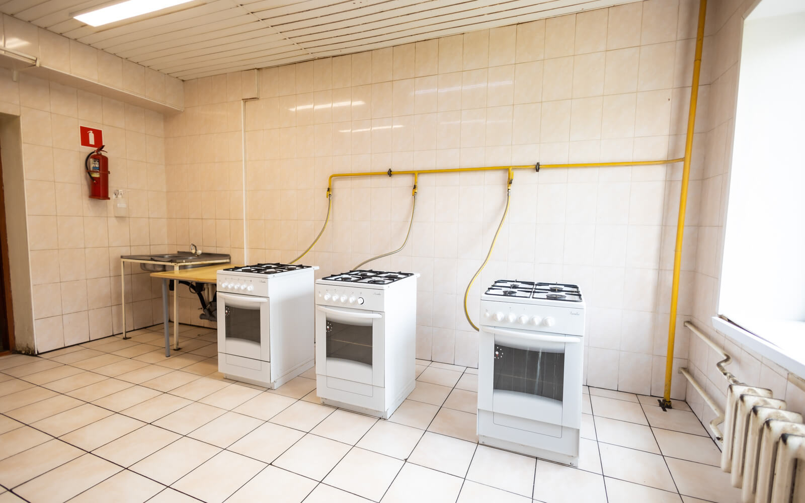 На кухнях в общежитиях есть кухонные плиты и раковины для посуды, чтобы обеспечить комфортное приготовление еды.